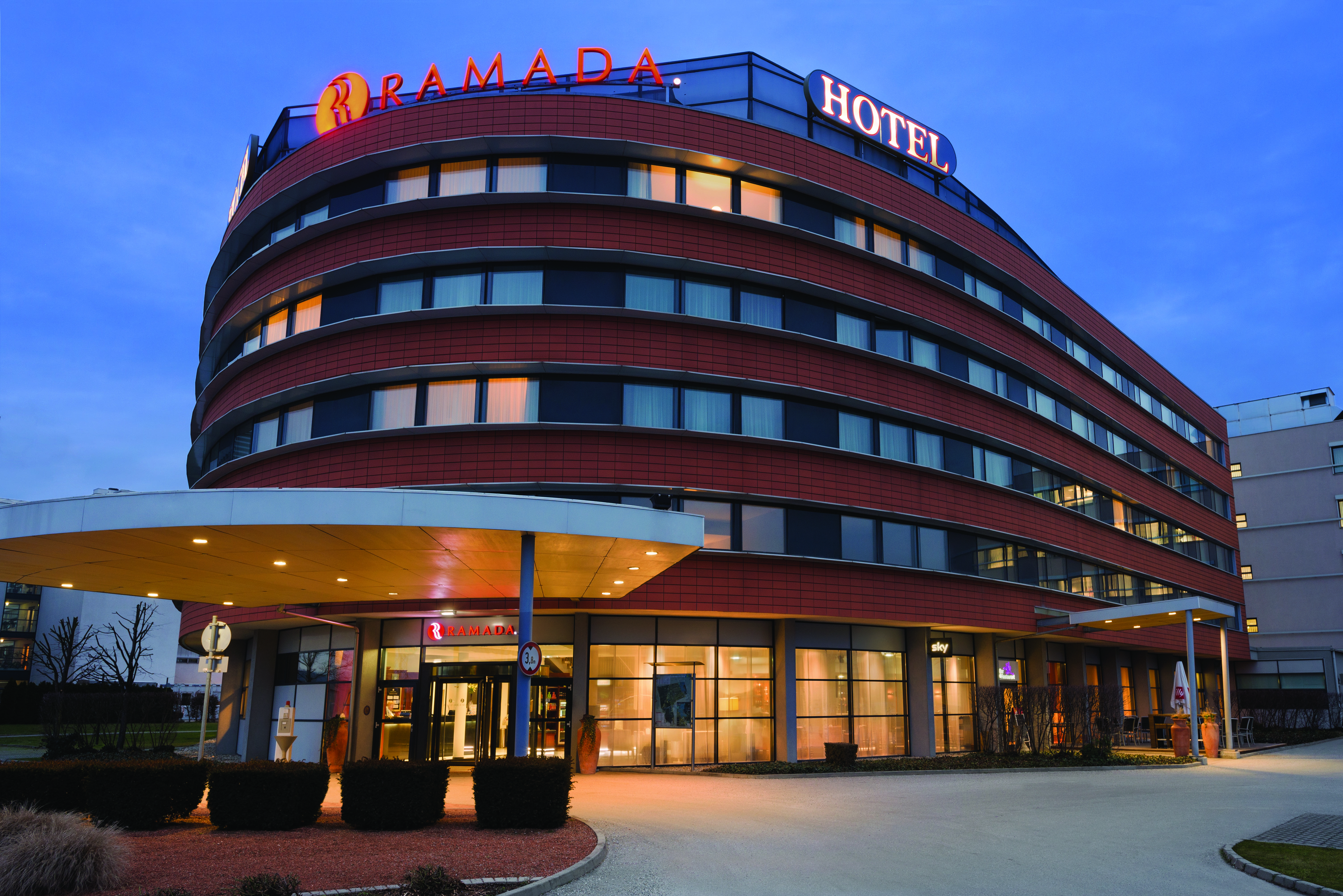 Hotel Ramada By Wyndham Graz Unterpremstaetten Exterior photo